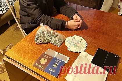 ФСБ поймала украинского агента. Он готовил теракт против российского офицера и маскировался под курьера. В Воронеже сотрудники ФСБ раскрыли украинского агента, готовившего по заданию спецслужб Украины диверсионно-террористический акт против высокопоставленного российского военного. В центре общественных связей ведомства рассказали, что мужчина 1995 года рождения маскировался под курьера, используя форму доставщика еды.