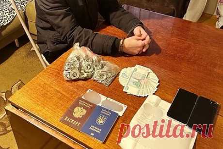 ФСБ поймала украинского агента. Он готовил теракт против российского офицера и маскировался под курьера. В Воронеже сотрудники ФСБ раскрыли украинского агента, готовившего по заданию спецслужб Украины диверсионно-террористический акт против высокопоставленного российского военного. В центре общественных связей ведомства рассказали, что мужчина 1995 года рождения маскировался под курьера, используя форму доставщика еды.