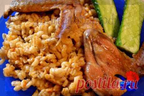 Перловка с куриными крылышками в духовке.
Перловка у многих  ассоциируется со службой в армии. Между прочим, перловку в армейский рацион ввел еще Кутузов. И вовсе не из-за её дешевизны, а из-за её исключительной полезности для мужского организма!