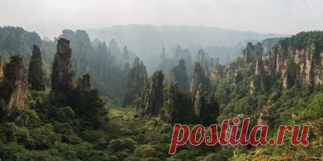 ЧЖАНЦЗЯЦЗЕ, КИТАЙ - Аватар Аллилуйя Гора | Журнал "JK" Джей Кей Только в 1982 году Китай создал свой первый национальный парк: Национальный лесопарк Чжанцзяцзе. Они не могли выбрать лучшего места—Чжанцзяцзе славится своими вертикальными колоннами 3,000, каждая из которых имеет сотни футов в высоту и покрыта густой зеленой листвой. Эти столбы были сформированы эрозией и привлекают свыше 30 миллионов туристов каждый год.