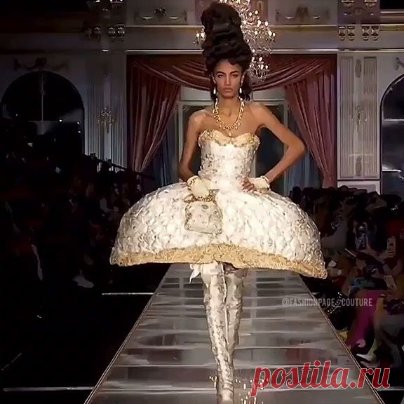 #moschino 👗✨fw20———————————————————————— @fashionpage_couture  #fashionpage_couture