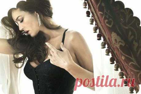 — А что вас больше всего интересует в женщинах: внешность, или достаточно содержания? 
Он улыбнулся, вращая за талию в руках прозрачный бокал. 
— Вы правы, стекло привлекательно, но я предпочитаю вино.
Стефан Цвейг. &quot;Нетерпение сердца&quot;