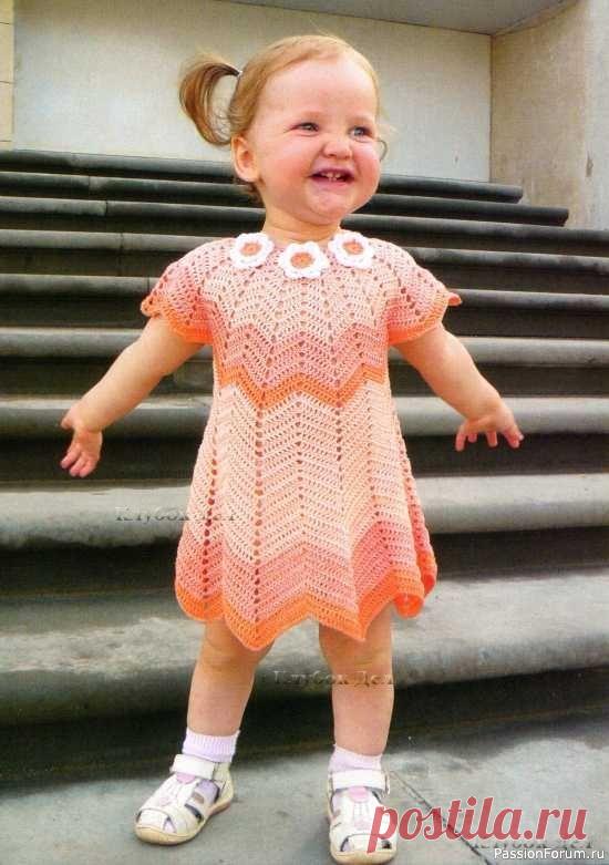 Платье кремового цвета с цветами Возраст: на 1-1,5 годаВам потребуется: пряжа «Ирина» (66% хлопок, 34% вискоза, 334 м/100 г) - 80 г абрикосового, 60 г кремового, 20 г оранжевого цветов, пряжа «Нарцис» (100% хлопок, 395 м/100 г)- остатки белого цвета, крючок №2, №2,5, 1 пуговица.Вяжите сверху вниз. Наберите цепочку из 70...