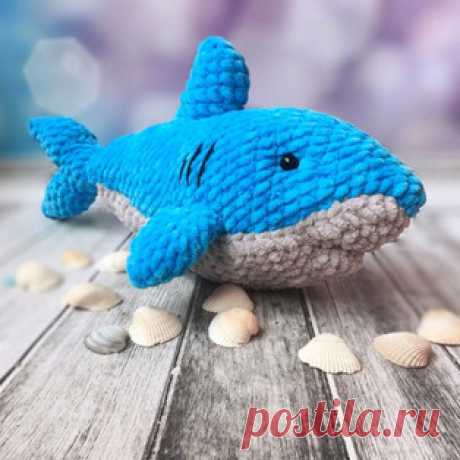 Акулёнок амигуруми. Схемы и описания для вязания игрушек крючком! Бесплатный мастер-класс от Анны Насенок по вязанию плюшевого акулёнка крючком. Длина вязаной игрушки примерно 30 см. Для изготовления такой акулы авто…