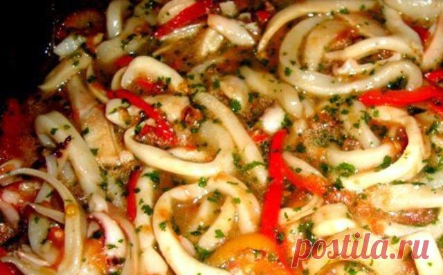 Закуска з кальмарів з маринованою цибулею та солодким перцем