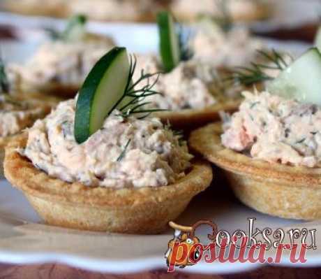 Тарталетки с красной рыбой и сыром.