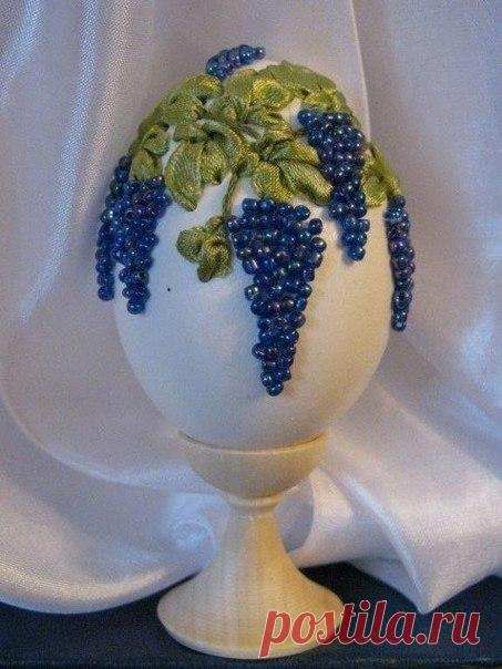 Вышивка на яичной скорлупе. Очень тонкая работа! Как вам? / Необычные поделки