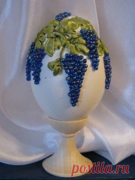 Вышивка на яичной скорлупе. Очень тонкая работа! Как вам? / Необычные поделки