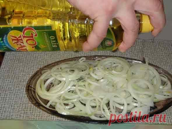 Чистим селёдку... 
Это не рецепт. Это не догма и не истина в последней инстанции: нужно делать только так! Просто совет или подсказка как можно чистить селёдку.По просьбам некоторых трудящихся масс, которые хотят приоб…