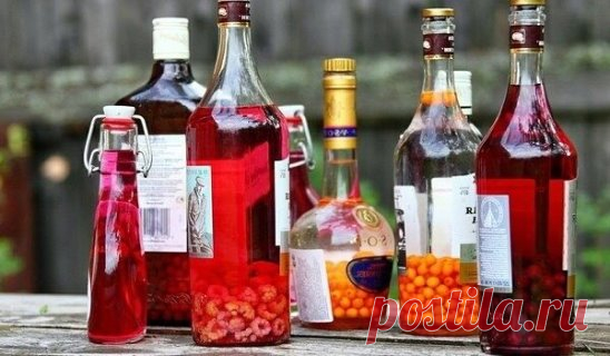 11 РЕЦЕПТОВ НАСТОЕК .
1. Яблочно-медовая настойка
Водка – 1,5 л, яблоки - 1,5 кг, сахар – 200 г , мед натуральный – 50 г , вода – 1,5 л.
Настаивать водку на яблоках несколько дней, добавить сахар, мёд, воду – по вкусу.
Приготовленная настойка крепостью не более 25%, с сахаром 3 г/100 мг, кислотностью 0,23 г/100 мл, жёлтого цвета с золотым оттенком, кисло-сладким вкусом и ароматом яблока с мёдом.
2. Медовая настойка на травах
1 л водки, 4 ст. ложки меда, по 1 ст. ложке коры...