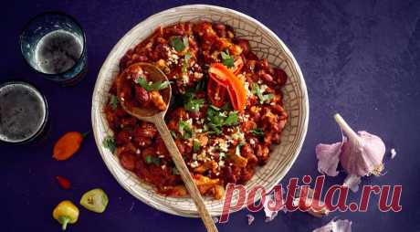 Чили кон карне. Чили кон карне (Chile con carne) – американо-мексиканское рагу из фасоли с перцем чили (chilie) и мясом (carne). Это сытное, насыщенное блюдо с пикантным, в меру острым вкусом. Сортов перца чили ...