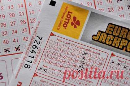 Мужчина разбогател на 26 миллионов рублей благодаря ошибке работника закусочной. В США мужчина выиграл в лотерею и разбогател на 300 тысяч долларов (26,5 миллиона рублей) благодаря ошибке работника его любимой закусочной при распечатке билета. 60-летний Майкл Сопейстал из штата Иллинойс регулярно обедал в кафе на границе со штатом Мичиган и однажды решил купить там лотерейный билет.