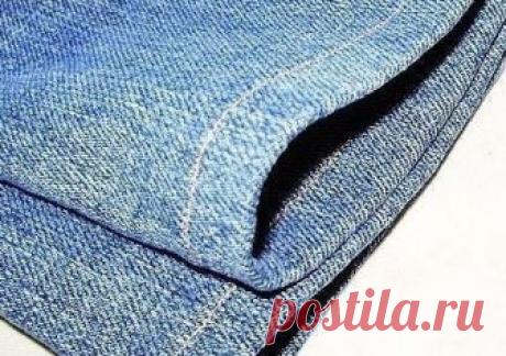 Как подшить джинсы, если «машинка не берет»? (Шитье и крой) Подшить джинсы порой бывает очень сложно, так как швы у них очень плотные и толстые и не всякая машинка может с этим справится. Я предлагаю вам способ, при котором можно обойти толстые швы и не нан…