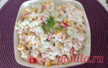 Салат с копченой курицей и сельдереем. Филе куриное копченое 150–200 грамм
Перец болгарский красный 1 штука
Сельдерей 4 стебля
Кукуруза консервированная 1 банка
Майонез по вкусу
Соль по вкусу
Перец
