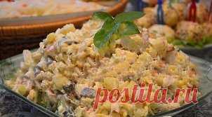 САЛАТ С КОПЧЕНОЙ КУРИЦЕЙ 
ИНГРЕДИЕНТЫ:
● 200 г копченой курицы (у меня грудка);
● 150 г маринованных грибов (у меня лесные);
● 1 луковица;
● 2 отварные картофелины;
● 3 вареных яйца;
● 2 соленых огурца;
● соль и перец - по вкусу;
● майонез;
● масло для жарки.
ПРИГОТОВЛЕНИЕ:
Картошку порезать мелким кубиком. Яйца порезать мелким кубиком. Курицу порезать также или разобрать на волокна. Лук порезать кубиком, обжарить на масле до золотистого цвета. Добавить мелко порезанные гр...
