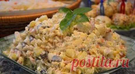 САЛАТ С КОПЧЕНОЙ КУРИЦЕЙ 
ИНГРЕДИЕНТЫ:
● 200 г копченой курицы (у меня грудка);
● 150 г маринованных грибов (у меня лесные);
● 1 луковица;
● 2 отварные картофелины;
● 3 вареных яйца;
● 2 соленых огурца;
● соль и перец - по вкусу;
● майонез;
● масло для жарки.
ПРИГОТОВЛЕНИЕ:
Картошку порезать мелким кубиком. Яйца порезать мелким кубиком. Курицу порезать также или разобрать на волокна. Лук порезать кубиком, обжарить на масле до золотистого цвета. Добавить мелко порезанные гр...