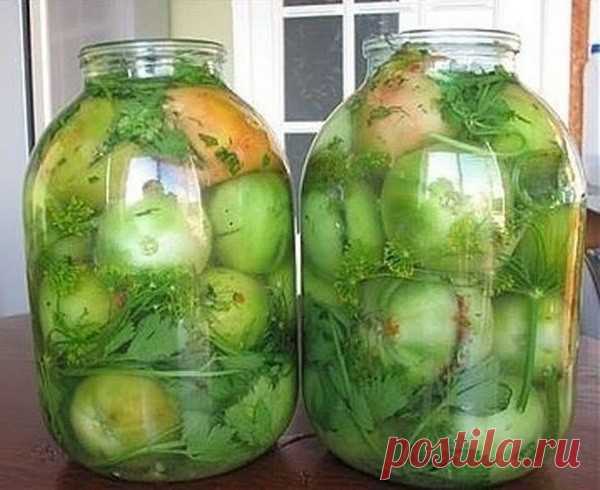 26 СУПЕР РЕЦЕПТОВ ИЗ ЗЕЛЕНЫХ ПОМИДОРОВ 
На любой вкус! 
1. Зеленые помидоры «пальчики оближешь» 

На 3 кг. помидоров 
200 гр. зелени: петрушка, укроп, листья вишни 
(или смородины) 
100 гр. репчатого лука (я в каждую банку 
нарезала по пол луковицы) 
1 головка чеснока 
Заливка: 
3 литра воды 
9 ст. ложек сахара 
2 ст. ложки соли 
2-3 штуки лаврового листа 
5 горошин перца душистого 
1 стакан 9% уксуса 
Растительное масло (берется из расчета 
1 ст. ложка на литровую банку) ...