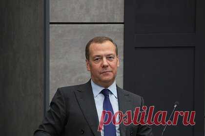 Медведев оценил выборы нового спикера палаты представителей США. Члены палаты представителей Конгресса США не выбирали нового спикера, а тащили тушу свиньи. Таким образом высказался о длительном избрании зампредседателя Совета безопасности России Дмитрий Медведев. Он показал иллюстрацию, на которой изображена свинья с флагом Украины, сидящая в телеге, запряженной ослом и слоном.