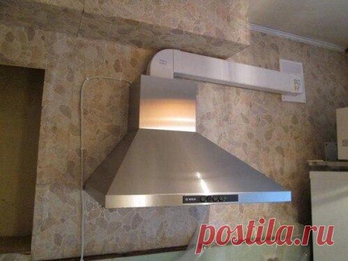 Короб для вытяжки: инструкция по монтажу 

Без вытяжки не может обойтись ни одна кухня, ведь тогда парам от приготовления пищи будет некуда деваться, и они оставят на потолке и стенах неприглядные жирные пятна. Однако купить вытяжку – это лишь половина дела. Далеко не каждая модель будет привлекательно смотреться на кухне – торчащие трубы и воздуховоды испортят внешний вид.
Показать полностью…
