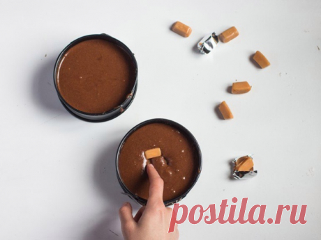 Шоколадный фондан с карамелью Ингредиенты: черный шоколад — 120 г; сливочное масло — 115 г; сахар — 70 г; яйца — 4 шт.; мука — 85 г; крошка печенья — 45 г; карамельные конфеты. Шоколад растопите вместе со сливочным маслом в микроволновке или на водяной бане. Яйца и сахар взбейте вместе. Влейте растопленный шоколад к яйцам, постоянно помешивая. Просейте муку и осторожно смешайте ее с основой для теста с помощью лопатки. Смажьте формы маслом и посыпьте дно крошкой печенья. Вылейте тесто, а в…