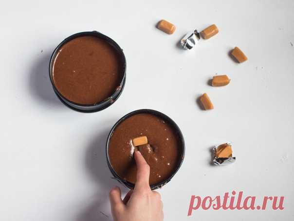 Шоколадный фондан с карамелью Ингредиенты: черный шоколад — 120 г; сливочное масло — 115 г; сахар — 70 г; яйца — 4 шт.; мука — 85 г; крошка печенья — 45 г; карамельные конфеты. Шоколад растопите вместе со сливочным маслом в микроволновке или на водяной бане. Яйца и сахар взбейте вместе. Влейте растопленный шоколад к яйцам, постоянно помешивая. Просейте муку и осторожно смешайте ее с основой для теста с помощью лопатки. Смажьте формы маслом и посыпьте дно крошкой печенья. Вылейте тесто, а в…