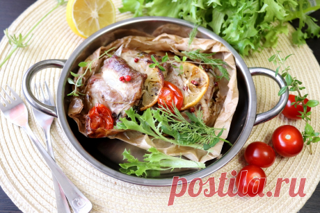 Ароматные рёбрышки с овощами, запеченные в пергаменте. Ароматные рёбрышки с овощами, запеченные в пергаментеРебрышки нарезать на кусочки по 2-3 ребрышка. Посолить, поперчить, добавить веточки тимьяна и сок лимона. Оставить на 3-4 часа мариноваться (или на ночь).Картошку, лук и шампиньоны нарезать пластинками. Выложить, чередуя поочерёдно, ломтики на пергамент. Посолить и поперчить.Сверху картофеля положить по 2-3 кусочка ребрышек, по 2-3 помидорки черри, по колечку лимона и паре веточек…