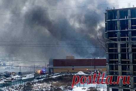 СКР возбудил дело по факту крупного пожара в ТЦ в Балашихе. Следователи возбудили дело по факту крупного пожара в торговом центре в Балашихе утром 12 декабря, сообщила официальный представитель подмосковного управления Следственного комитета России (СКР) Ольга Врадий. Возгорание началось утром 12 декабря — изначально огонь разгорелся возле здания ТЦ.
