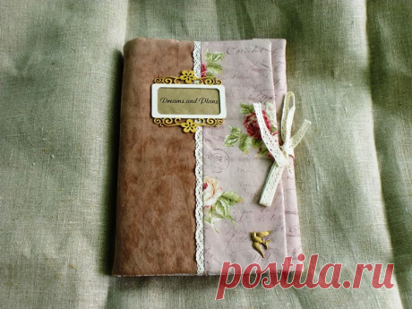 Уютный блокнот в мягкой обложке из натурального хлопка и замши, декорирован нежнейшим кружевом. Содержит 120 страниц с ароматом кофе и ванили, каждая из которых тонирована вручную и частично проштампована. Ищет хозяйку чьи самые сокровенные мысли и планы обязуется бережно хранить))