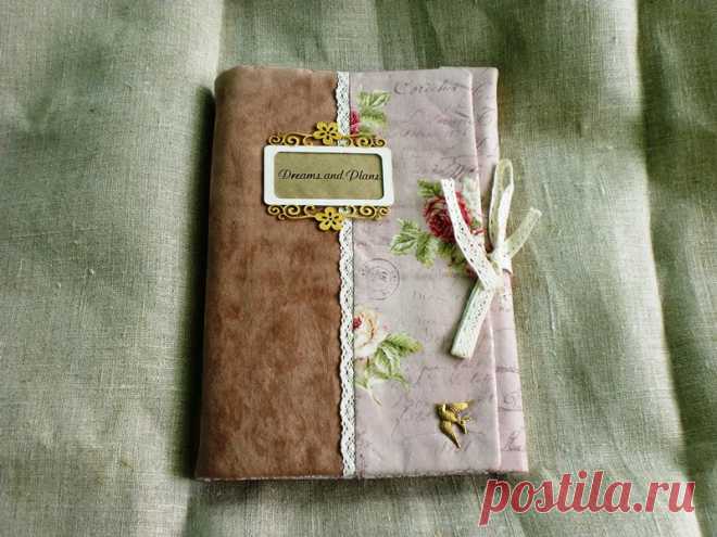 Уютный блокнот в мягкой обложке из натурального хлопка и замши, декорирован нежнейшим кружевом. Содержит 120 страниц с ароматом кофе и ванили, каждая из которых тонирована вручную и частично проштампована. Ищет хозяйку чьи самые сокровенные мысли и планы обязуется бережно хранить))