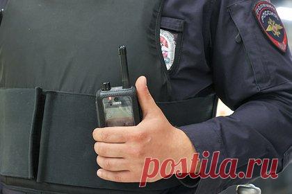 Двое мужчин избили россиянина метлой из-за вида крови. В Алтайском крае осудили двоих мужчин, избивших местного жителя. Потерпевший приехал из Бийска в гости к знакомому в Солтонский райн. В 12 часов дня к дому приехал автомобиль, из которого вышли мужчины. Они стояли за изгородью. Тогда гость решил выйти и узнать, что хотят фигуранты. .