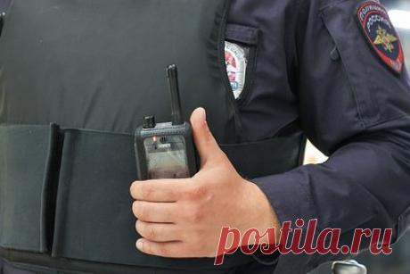 Двое мужчин избили россиянина метлой из-за вида крови. В Алтайском крае осудили двоих мужчин, избивших местного жителя. Потерпевший приехал из Бийска в гости к знакомому в Солтонский райн. В 12 часов дня к дому приехал автомобиль, из которого вышли мужчины. Они стояли за изгородью. Тогда гость решил выйти и узнать, что хотят фигуранты. .