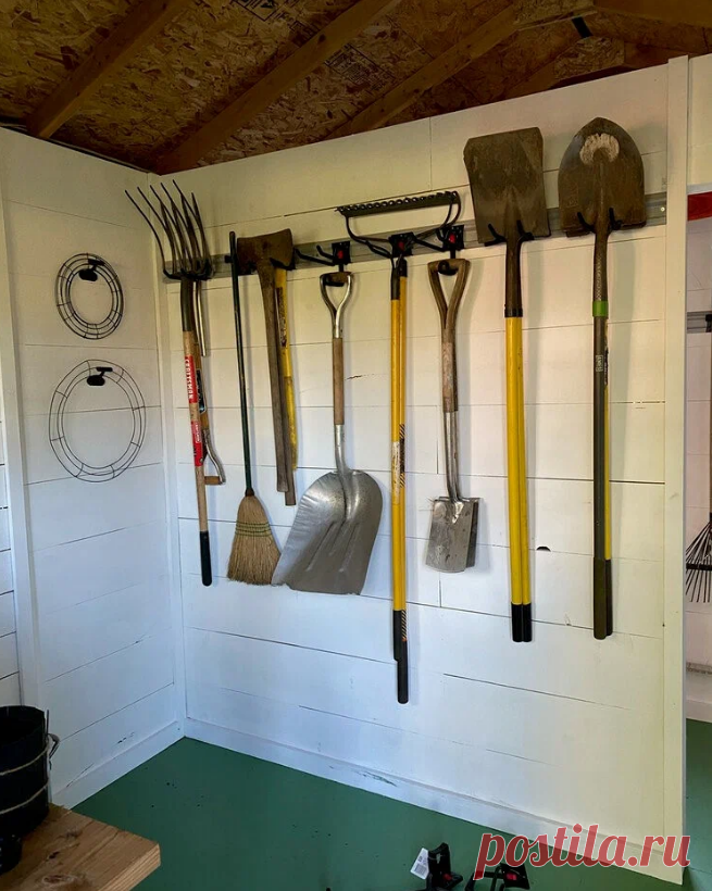 Чтобы грабли, лопаты и прочий инвентарь не терялся, не ломался и не портился, рекомендуем хранить их вертикально. Закрепите специальные крючки на стенах или превратите строительные паллеты в стойку для хранения. Так вы будете в безопасности и сэкономите пространство, а инструменты всегда будут на виду.