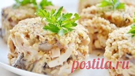 Ореховый салат с кальмарами