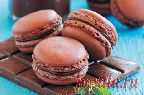 Воздушные шоколадные макарони. Просто и очень вкусно  Мой любимый десерт - воздушные шоколадные макарони. Раньше покупала их в кондитерской, а теперь научилась делать сама, чего и вам желаю!  Ингредиенты (5 порции) 
Яйцо - 4 шт. Сахарная пудра - 220 г С…