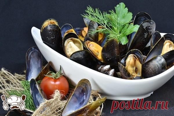 Залейте мидий и моллюсков водой, добавив несколько столовых ложек муки.Они раскроют створки и вылезут наружу чтобы съесть муку и таким образом оставят весь песок и гравий внутри. Оставьте их в воде на тридцать минут для достижения наилучшего результата.