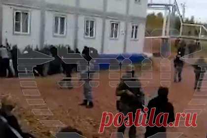 Захват вооруженными людьми российского предприятия попал на видео. В Иркутской области свыше 20 вооруженных мужчин в камуфляже, прилетели на вертолетах и захватили нефтяную компанию «Дулисьма», расположенную в Киренском районе. На кадрах видны мужчины в форме в масках и оружием, которые бьют и обыскивают рабочих. Захват произошел 13 сентября.