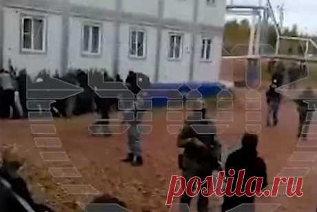 Захват вооруженными людьми российского предприятия попал на видео. В Иркутской области свыше 20 вооруженных мужчин в камуфляже, прилетели на вертолетах и захватили нефтяную компанию «Дулисьма», расположенную в Киренском районе. На кадрах видны мужчины в форме в масках и оружием, которые бьют и обыскивают рабочих. Захват произошел 13 сентября.