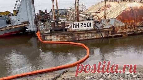 На реке Лене произошел разлив нефти с баржи. Во время погрузки нефтеналивной баржи на реке Лене произошел разлив топлива. Об этом в Telegram-канале сообщает АО &quot;Саханефтегазсбыт&quot;. По информации Telegram-канала, инцидент произошел 15 июня во время погрузки нефтеналивной ...