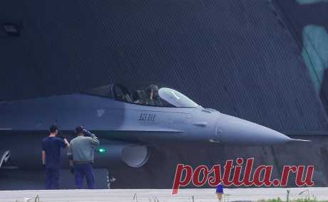 Киев пригласил на Украину иностранных пилотов F-16. Глава Минобороны Украины также позвал в страну иностранных специалистов, которые имеют обслуживать артиллерийские установки (САУ) и танки западного образца