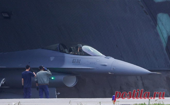 Киев пригласил на Украину иностранных пилотов F-16. Глава Минобороны Украины также позвал в страну иностранных специалистов, которые имеют обслуживать артиллерийские установки (САУ) и танки западного образца