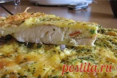 Рыба, запеченная в яйце с майонезом
Ингредиенты:
· рыба
· яйца
· лук
· майонез
· сыр
Приготовление:
Филе рыбы промыть, обсушить, если есть косточки - лучше их вырезать.
Разложить филе на сковородку, смазанную маслом, посолить и посыпать специями.
Готовим соус:
Разбиваем в миску 4 яйца, крошим зеленый лук и добавляем 2-3 ст.л.майонеза (любого). Перемешиваем.
Выливаем соус на сковородку с рыбой, посыпаем тертым сыром и ставим в духовку на 20 минут.
Приятного аппетита!