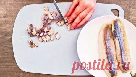 Три новых и очень вкусных салата с селедкой, которые стоит взять на заметку каждой хозяйке | MEREL | KITCHEN | Дзен - смотреть онлайн в поиске Яндекса по Видео