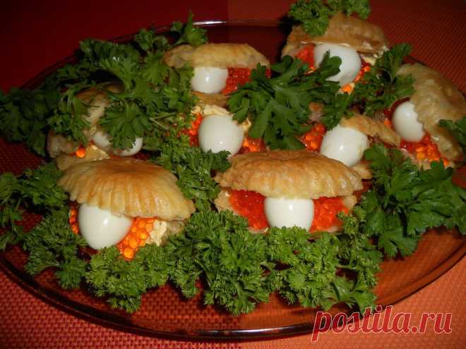 ЖЕМЧУЖНАЯ РОССЫПЬ !!!  **Из слоёного теста: испеки Ракушки-булочки в спец/формах для кексов и тарталеток. Затем Ракушки разрежь вдоль, но не до конца -придав образ раковины. Смажь слив/маслом, сверху -красная икра, и положи Жемчужины -это перепел/яйца!