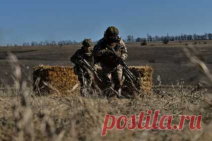Стало известно об активизации разведки боем со стороны ВСУ. Украинские военные стали активнее применять разведку боем, когда пытаются прощупать оборону 2-го армейского корпуса Минобороны России (МО РФ) на линии фронта в Луганской народной республике (ЛНР). Об активизации такой тактики сообщил подполковник Народной милиции (НМ) ЛНР в отставке Андрей Марочко.