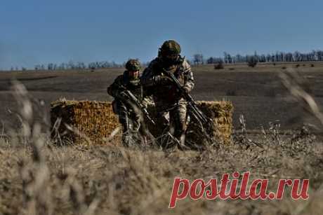 Стало известно об активизации разведки боем со стороны ВСУ. Украинские военные стали активнее применять разведку боем, когда пытаются прощупать оборону 2-го армейского корпуса Минобороны России (МО РФ) на линии фронта в Луганской народной республике (ЛНР). Об активизации такой тактики сообщил подполковник Народной милиции (НМ) ЛНР в отставке Андрей Марочко.