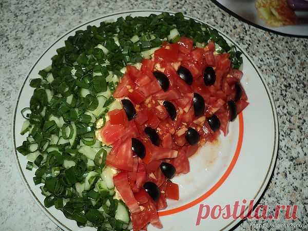 Салат арбузная долька с курицей..