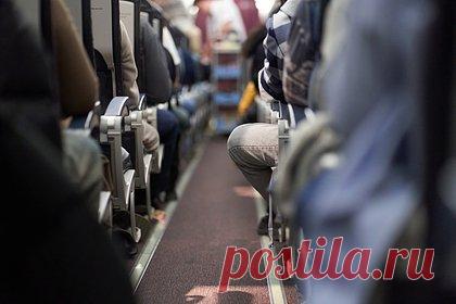 Пассажирка самолета заглянула в телефон попутчика, прочитала сплетни о себе и заплакала