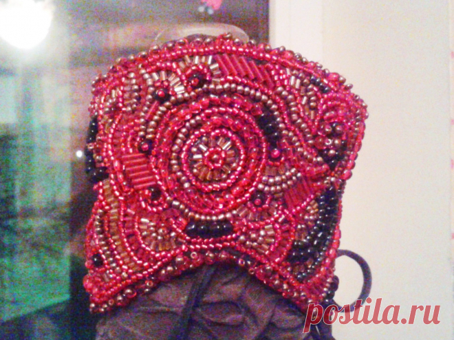 Браслет-перчатка (митенка) - вид с переди (кожа, бисер, капроновые нити)