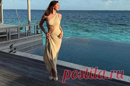 Валиева опубликовала фото в платье-рубашке с глубоким декольте