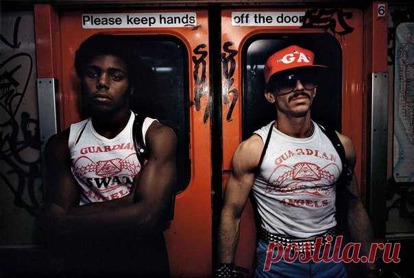 В конце 1970-х метро Нью-Йорка стало совершенно небезопасным для граждан местом. Чтобы пресечь разгул преступности, местные жители создали организацию "Ангелы-хранители". Для устрашения они одевались примерно так же, как и бандиты. / Историческая справка